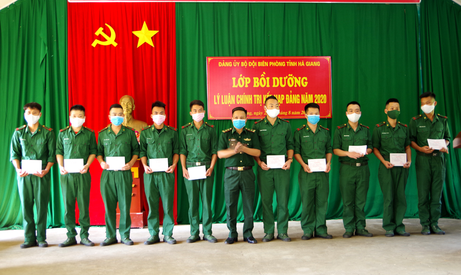 Lãnh đạo Bộ Chỉ huy BĐBP tỉnh trao Giấy chứng nhận bồi dưỡng đối tượng kết nạp Đảng cho các chiến sĩ.