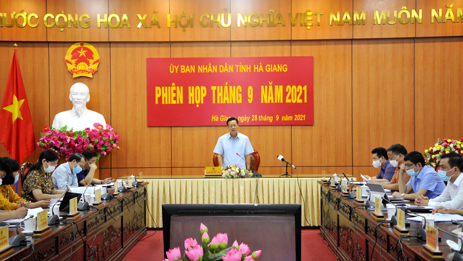 Chủ tịch UBND tỉnh Nguyễn Văn Sơn phát biểu tại phiên họp.
