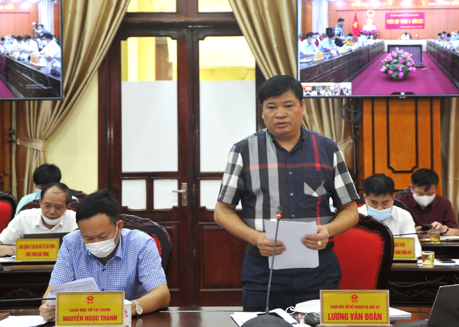 Giám đốc Sở Kế hoạch và Đầu tư Lương Văn Đoàn báo cáo tình hình phát triển KT-  XH 9 tháng đầu năm.