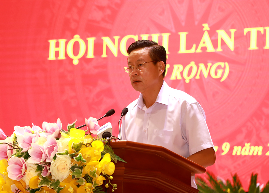 Phó Bí thư Tỉnh ủy, Chủ tịch UBND tỉnh Nguyễn Văn Sơn báo cáo tình hình KT-XH 9 tháng.