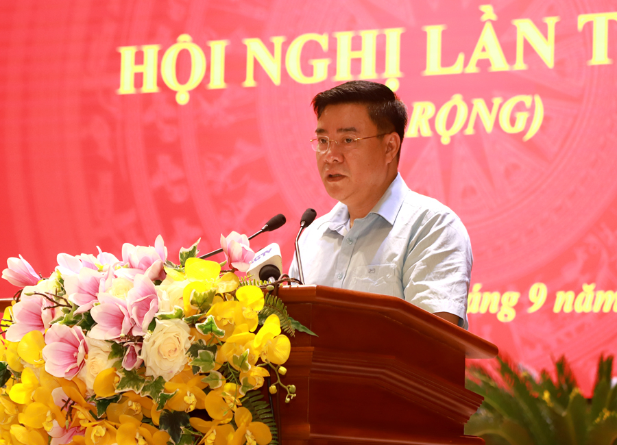 Phó Chủ tịch Thường trực UBND tỉnh Hoàng Gia Long trình bày 3 tờ trình dự thảo Nghị quyết của BCH Đảng bộ tỉnh.