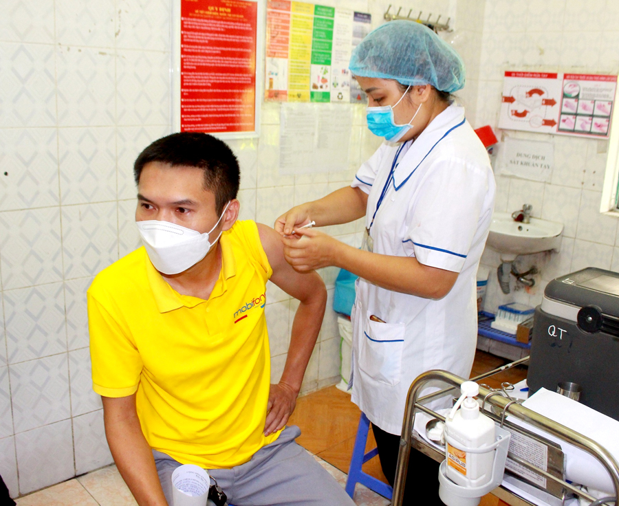 Người dân thành phố Hà Giang tiêm vắc xin phòng Covid-19.                                                                                                       Ảnh: KIM TIẾN