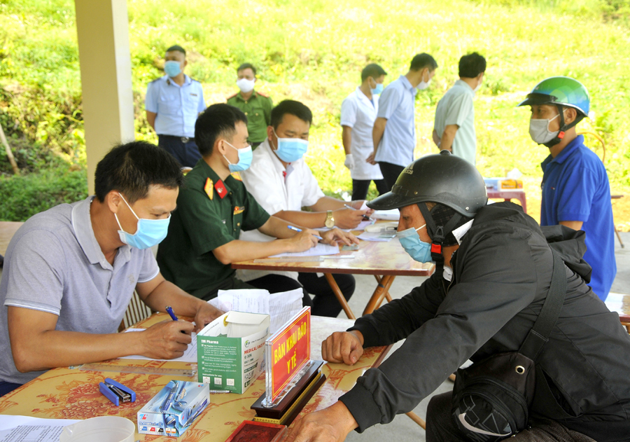 Người dân khai báo y tế tại chốt kiểm dịch xã Yên Thành (Quang Bình).