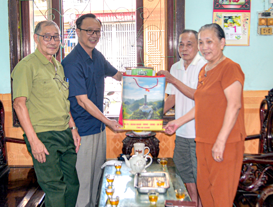 Đồng chí Thào Hồng Sơn đến thăm, tặng quà người cao tuổi Trần Đức Hòa, sinh năm 1933, trú tại tổ 5, phường Ngọc Hà.