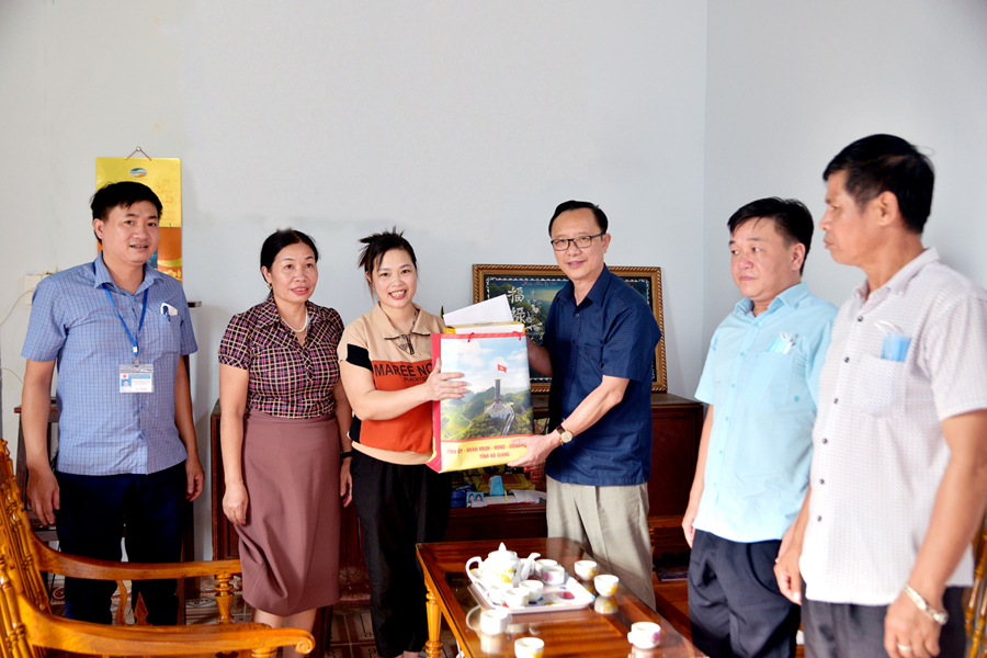 Đồng chí Thào Hồng Sơn tặng quà gia đình điển hình thoát nghèo Lương Thúy Mai, trú tại tổ 9, phường Ngọc Hà.
