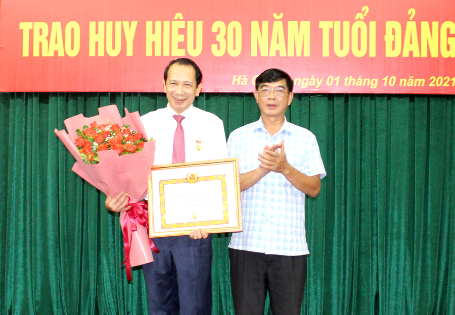 Bí thư Đảng ủy khối Cơ quan - Doanh nghiệp tỉnh Trương Văn Thắng trao tặng Huy hiệu 30 năm tuổi Đảng cho Phó Chủ tịch UBND tỉnh Trần Đức Quý.