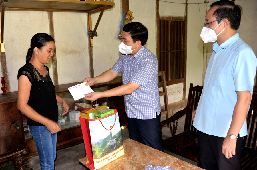 Phó Bí thư Tỉnh ủy Nguyễn Mạnh Dũng tặng quà hộ nghèo Nguyễn Thị Thuận.