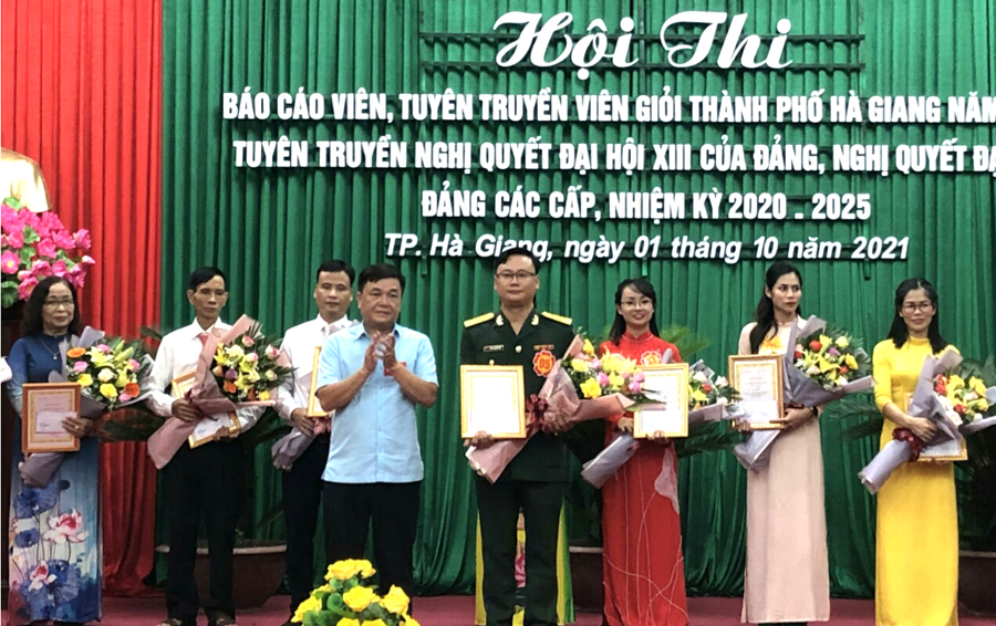 Ban Tổ chức trao giải Nhất cho thí sinh Nguyễn Quang Hưng.