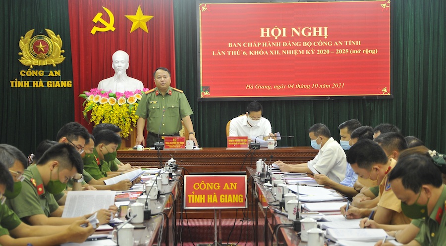 Đại tá Phan Huy Ngọc, Giám đốc Công an tỉnh phát biểu tại hội nghị.