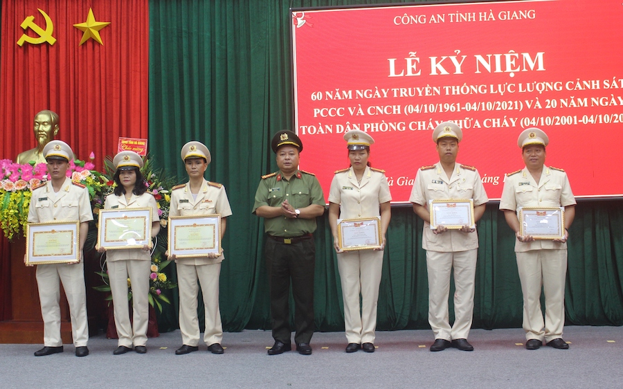 Đại tá Phan Huy Ngọc, Giám đốc Công an tỉnh trao Giấy khen của Cục Cảnh sát PCCC và CNCH, Bộ Công an, cho các tập thể, cá nhân. 