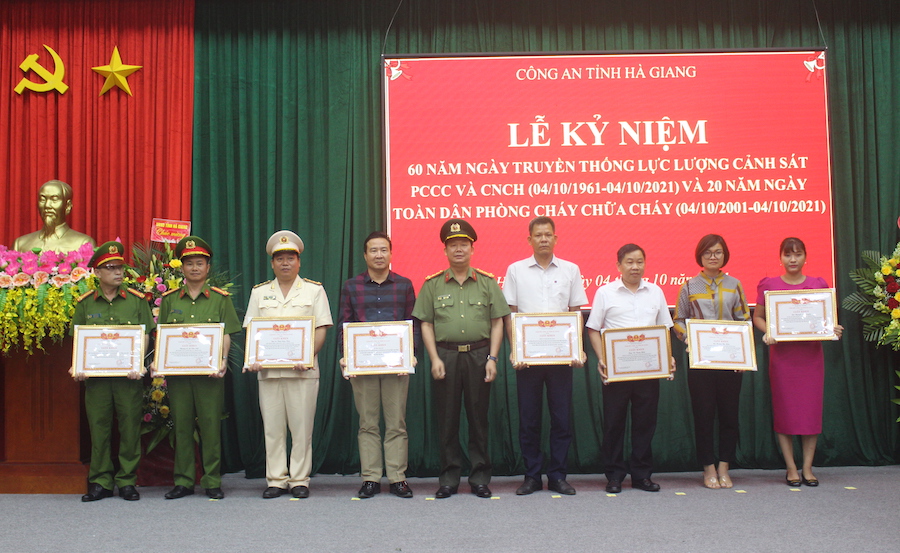 Lãnh đạo Công an tỉnh trao Giấy khen cho các tập thể, cá nhân có thành tích xuất sắc trong tổng kết phong trào thi đua kỷ niệm 60 năm truyền thống lực lượng Cảnh sát PCCC và CNCH. 