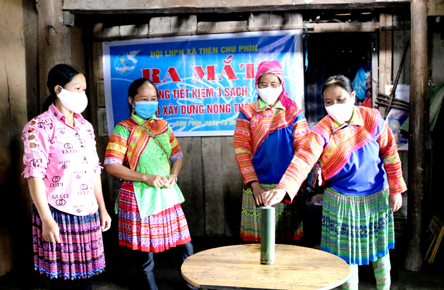 Ra mắt nhóm “Ống tiết kiệm 3 sạch” thôn Cáo Phìn, xã Thèn Chu Phìn.