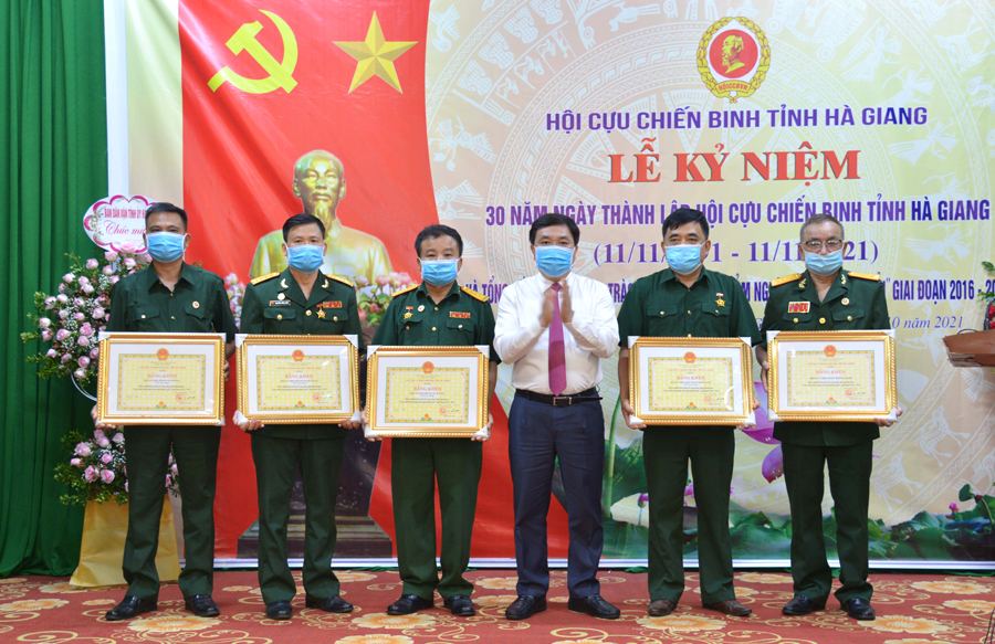 Phó Bí thư Tỉnh ủy Nguyễn Mạnh Dũng trao bằng khen của Chủ tịch UBND tỉnh cho các tập thể.