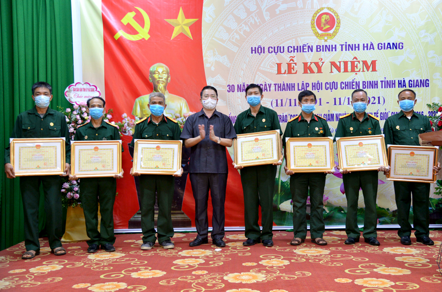 Trưởng Ban Dân vận Tỉnh ủy Trần Mạnh Lợi trao bằng khen của Chủ tịch UBND tỉnh cho các cá nhân.