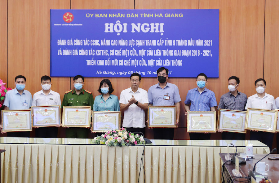 Chủ tịch UBND tỉnh Nguyễn Văn Sơn tặng Bằng khen cho các tập thể có thành tích xuất sắc trong công tác kiểm soát TTHC, thực hiện cơ chế “một cửa”, “một cửa liên thông” giai đoạn 2018 – 2021.