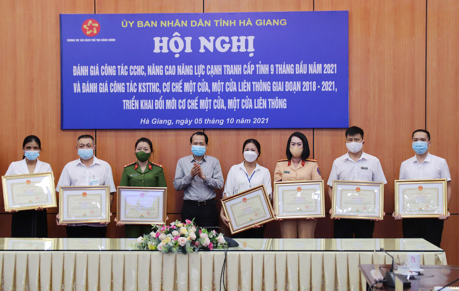 Phó Chủ tịch UBND tỉnh Trần Đức Quý trao Bằng khen cho các cá nhân có thành tích xuất sắc trong công tác kiểm soát TTHC, thực hiện cơ chế “một cửa”, “một cửa liên thông” giai đoạn 2018 – 2021.