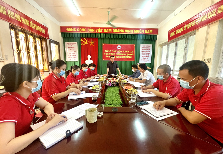 Trưởng ban Dân vận Tỉnh ủy Trần Mạnh Lợi phát biểu tại buổi làm việc.