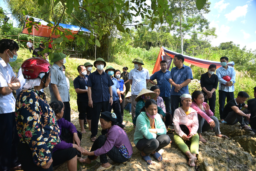 Phó Bí thư Thường trực Tỉnh ủy, Chủ tịch HĐND tỉnh Thào Hồng Sơn cùng lãnh đạo huyện Bắc Mê thăm hỏi, động viên các gia đình có con em bị mất tích do lật thuyền trên dòng sông Gâm.