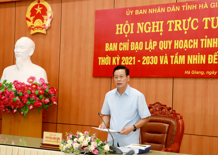 Chủ tịch UBND tỉnh Nguyễn Văn Sơn phát biểu kết luận hội nghị