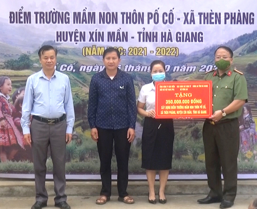 Giám đốc Công an tỉnh Phan Huy Ngọc trao biểu trưng xây dựng điểm trường cho nhà trường.