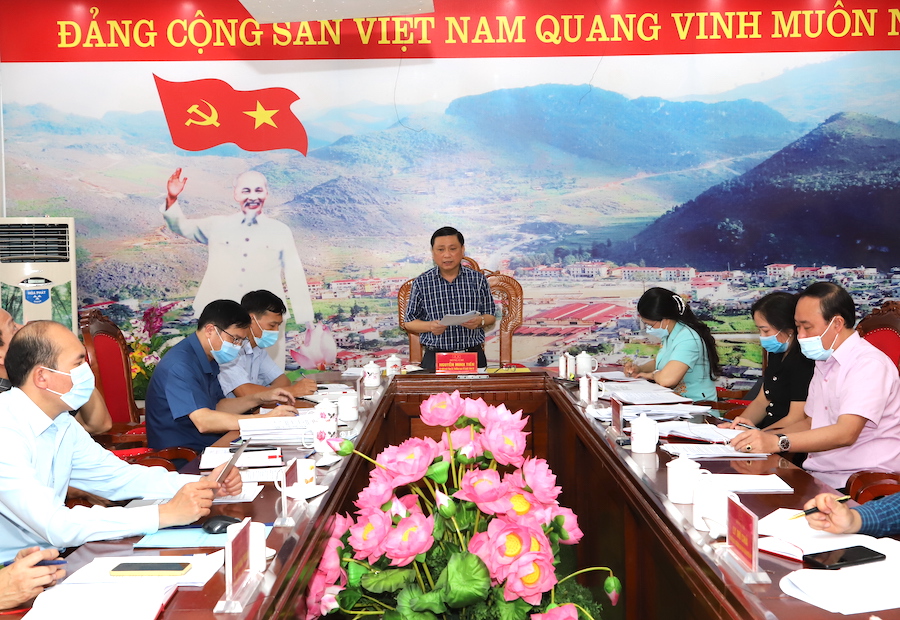 Trưởng Ban Tổ chức Tỉnh ủy Nguyễn Minh Tiến phát biểu tại buổi làm việc với BTV Huyện ủy Mèo Vạc.