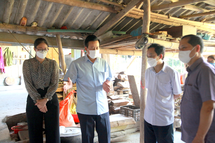 Chủ tịch UBND tỉnh Nguyễn Văn Sơn kiểm tra thực tế tại các hộ chăn nuôi thôn Sơn Hà, xã Ngọc Đường.