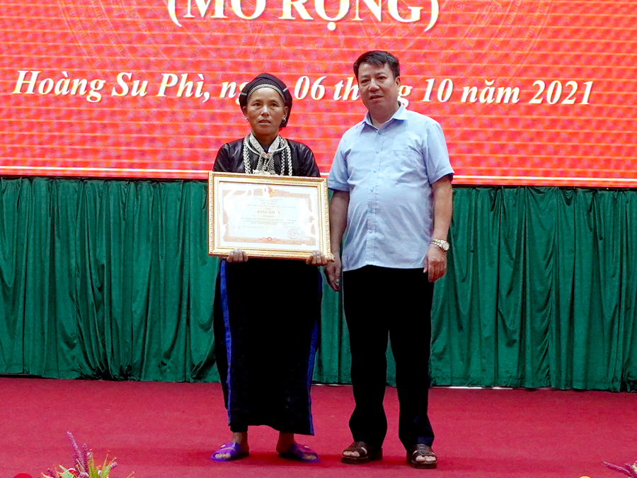 Tại hội nghị, lãnh đạo huyện Hoàng Su Phì đã trao bằng khen của Thủ tướng Chính phủ cho chị Sền Thị Ỉnh, thôn Xếp, xã Đản Ván vì có thành tích tiêu biểu trong học tập và làm theo tư tưởng, đạo đức, phong cách Hồ Chí Minh giai đoạn 2016 – 2021.