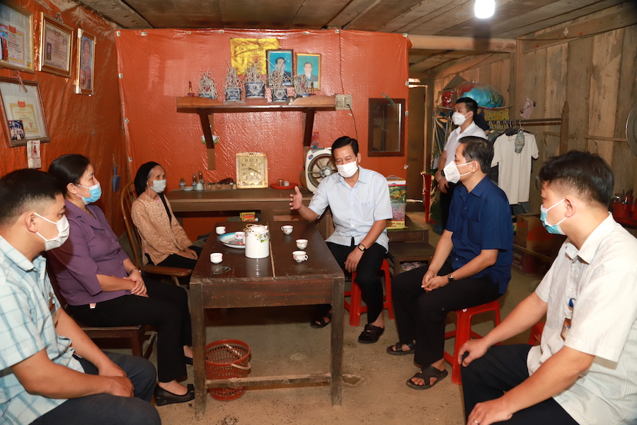 Đồng chí Nguyễn Văn Sơn thăm, động viên gia đình bà Trần Thị Bờ