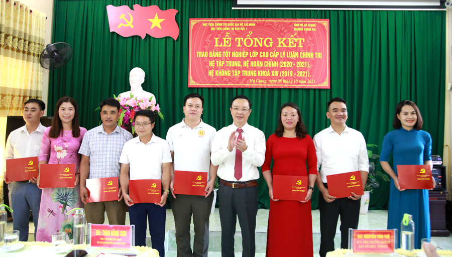 Phó Bí thư Thường trực Tỉnh ủy Thào Hồng Sơn trao Bằng tốt nghiệp cho các học viên lớp cao cấp lý luận chính trị tập trung, hệ hoàn chỉnh năm học 2020 – 2021.
