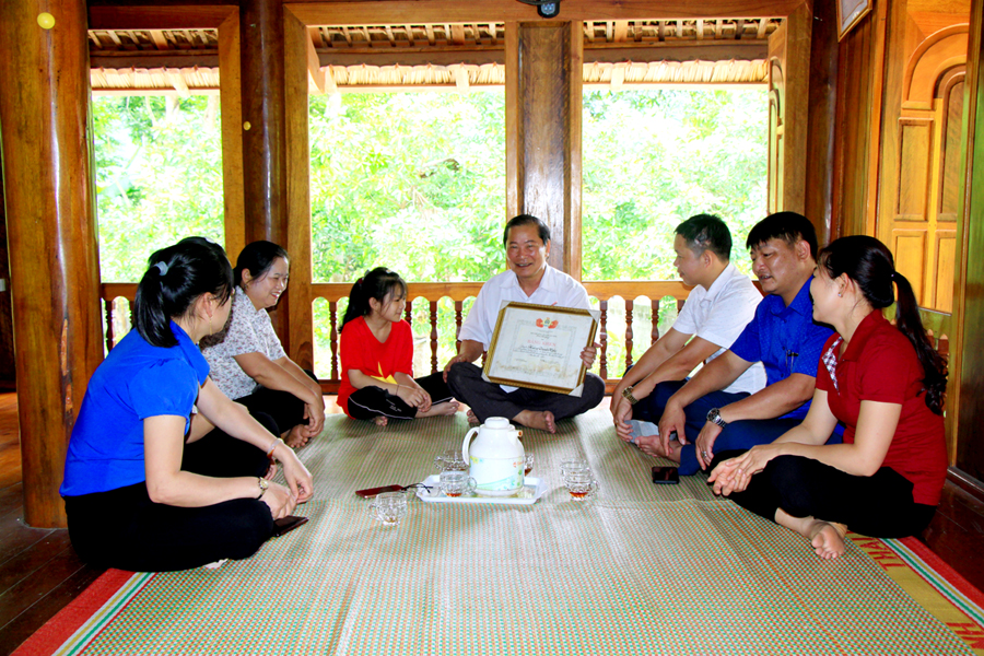 Ông Hoàng Văn Nghị (ngồi giữa) chia sẻ kinh nghiệm phát huy truyền thống hiếu học của gia đình và dòng họ.