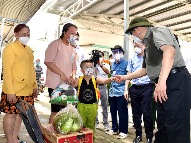 Thủ tướng Chính phủ Phạm Minh Chính động viên người dân TP Hồ Chí Minh trong những ngày thực hiện giãn cách xã hội - Ảnh: VGP/Nhật Bắc