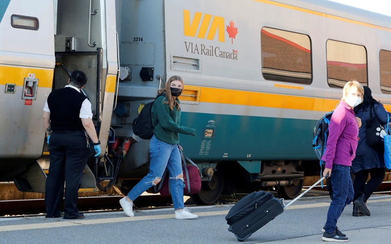 Hành khách tại nhà ga tàu hỏa ở Ottawa, Ontario, Canada, ngày 6/10.