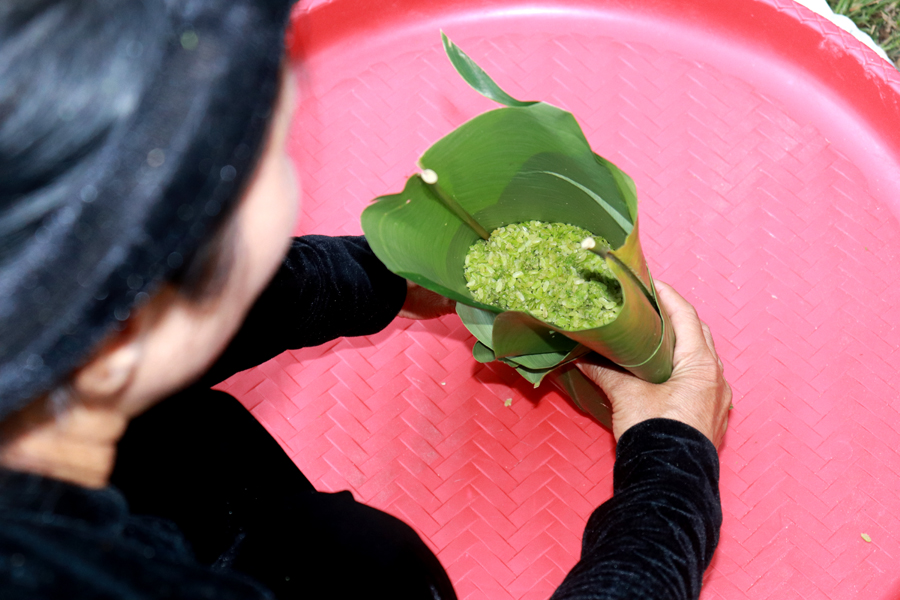 Cốm được gói bằng lá rong sẽ giữ được vị thơm, trở thành đặc sản của vùng đất Thuận Hòa.