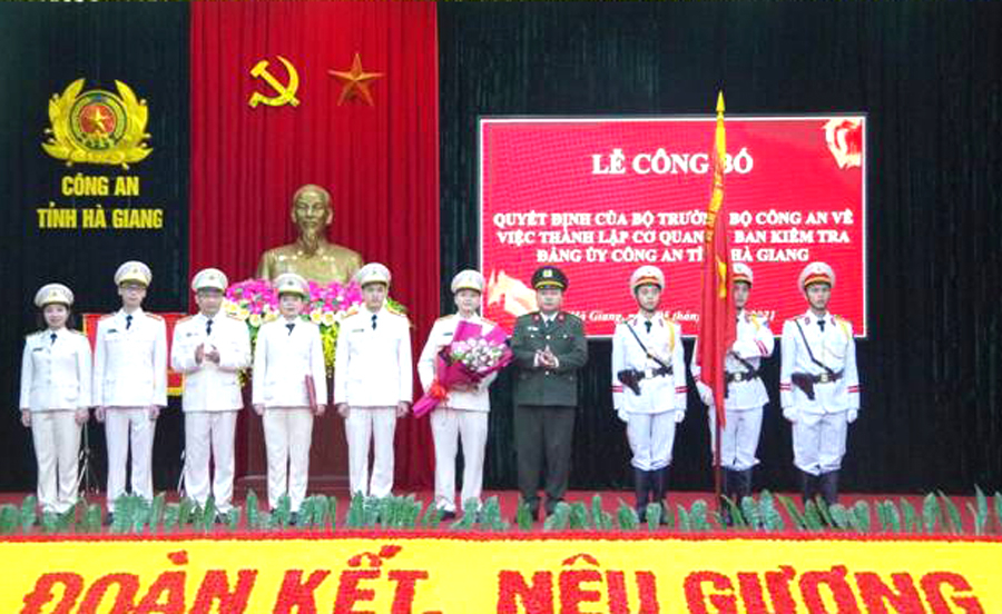 Lãnh đạo Công an tỉnh tặng hoa chúc mừng Cơ quan UBKT Đảng ủy Công an tỉnh.