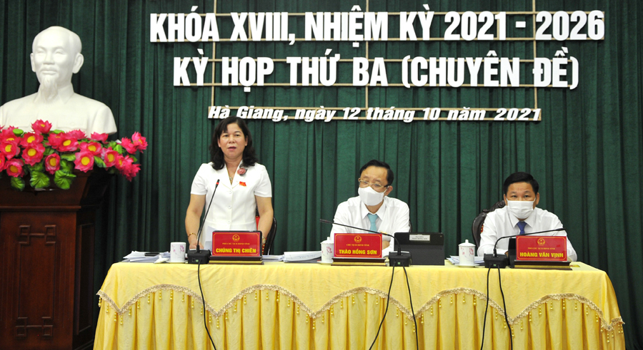 Phó Chủ tịch Thường trực HĐND tỉnh Chúng Thị Chiên điều hành kỳ họp