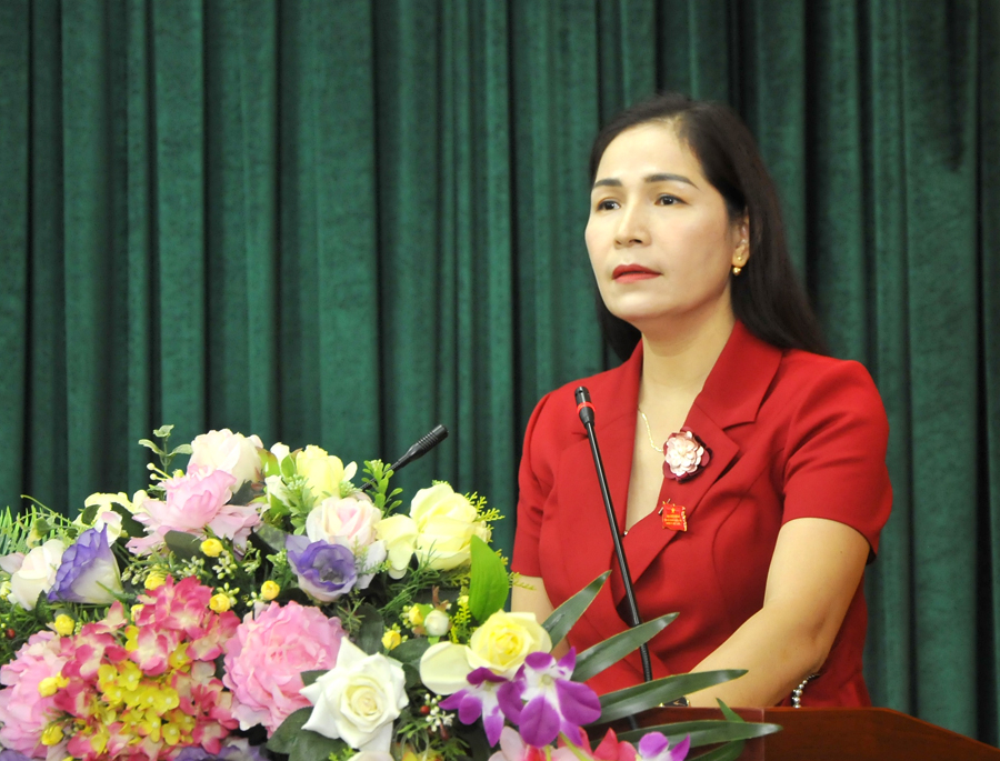 Trưởng Ban Kinh tế - Ngân sách HĐND tỉnh Phạm Thị Hồng Yên trình bày báo cáo thẩm tra của Ban Kinh tế - Ngân sách HĐND tỉnh.
