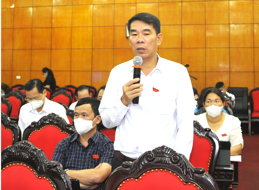Đại biểu Ngô Xuân Nam, Bí thư Huyện ủy Yên Minh tham gia ý kiến vào một số nội dung tờ trình tại kỳ họp.