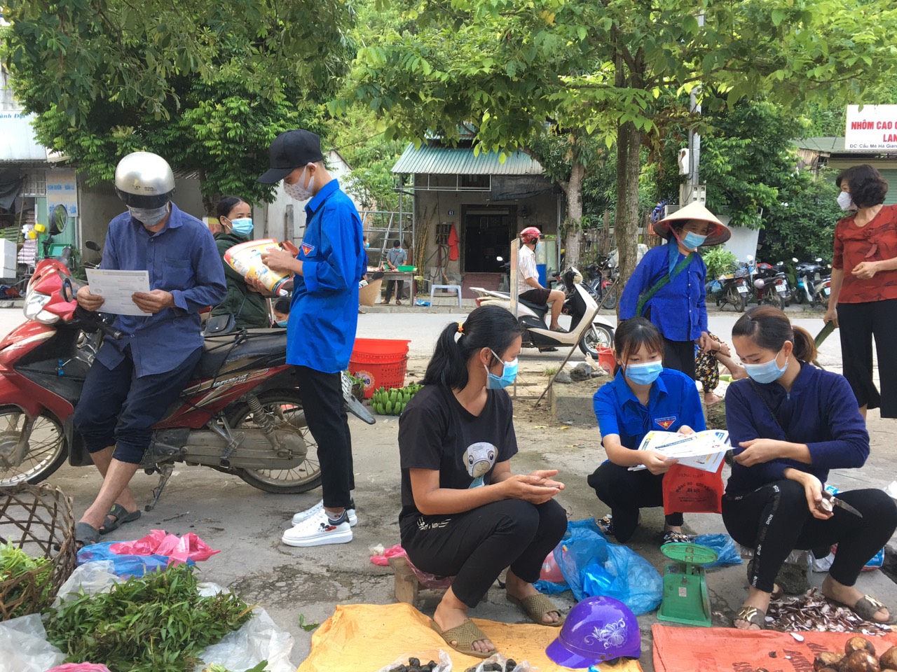  Đoàn viên thanh niên Tp. Hà Giang phát các tờ rơi tuyên truyền phòng, chống dịch Covid-19 tại chợ xã Phương Thiện