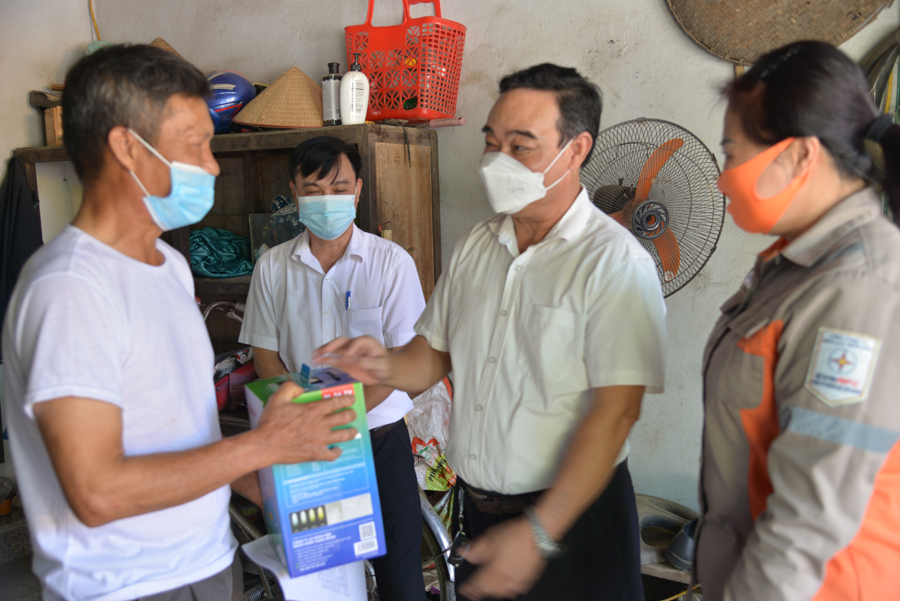 Công ty Điện lực Hà Giang tặng quà tri ân người dân xã Việt Lâm đã sử dụng dịch vụ thanh toán tiền diện không dùng tiền mặt.