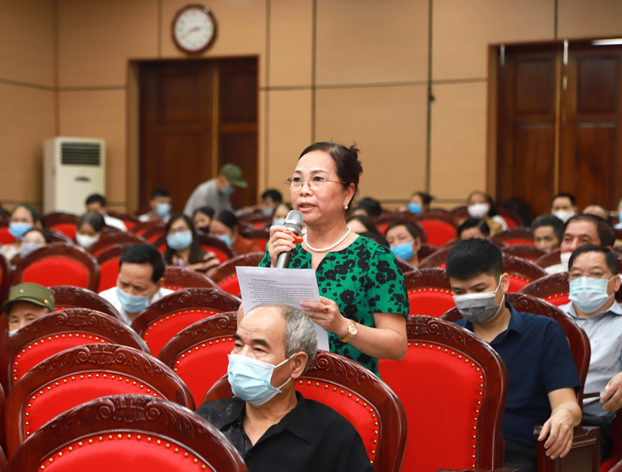 Cử tri Nguyễn Thị Hồng tổ 7 nêu ý kiến về khó khăn thực hiện Nghị quyết 40 của HĐND tỉnh