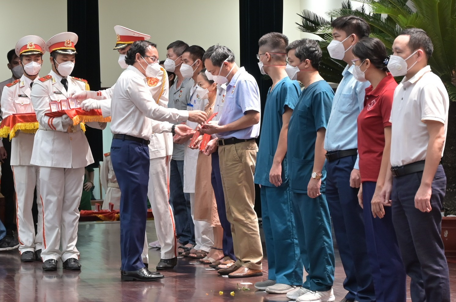 Bác sĩ tình nguyện đoàn Hà Giang được trao tặng Huy hiệu TP. Hồ Chí Minh