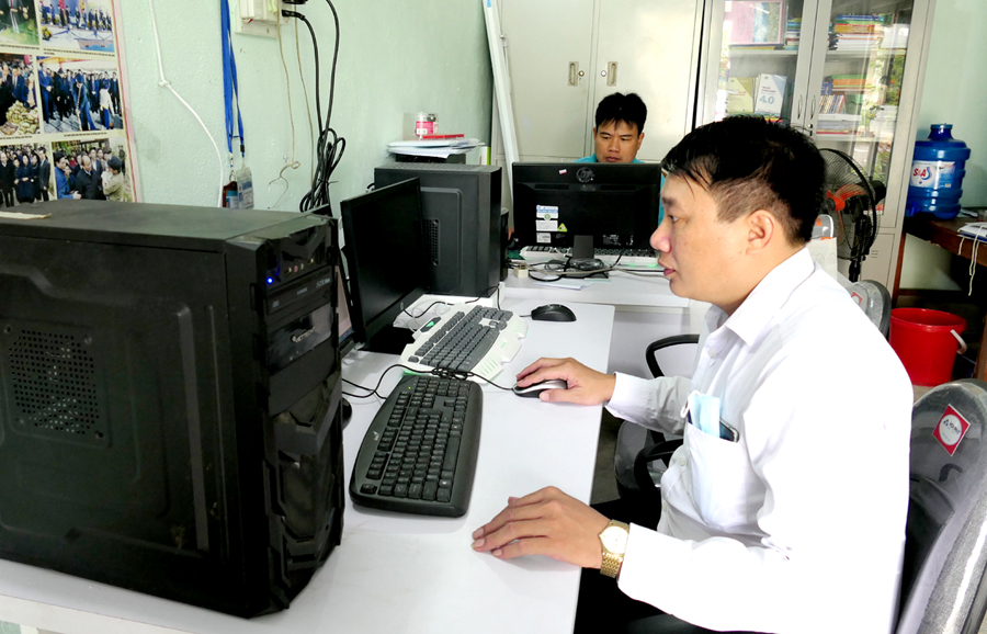 Cán bộ xã Nậm Ty (Hoàng Su Phì) ứng dụng công nghệ thông tin trong công tác quản lý, điều hành.