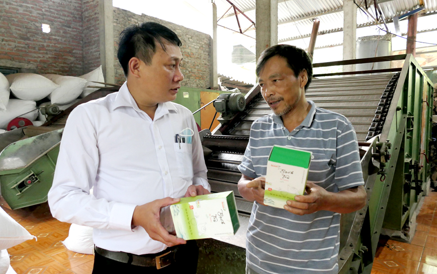 Ông Lương Văn Chung (phải), Giám đốc HTX Thương mại- Dịch vụ tổng hợp Nậm Ty giới thiệu sản phẩm Bạch trà Hà Chung mới lên sàn thương mại điện tử VOSO.