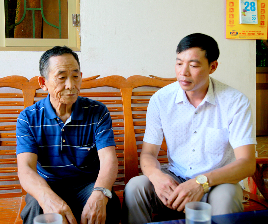 Ông Vàng Mìn Pao (trái) gặp gỡ, trao đổi với lãnh đạo địa phương để truyền đạt ý kiến của nhân dân. 