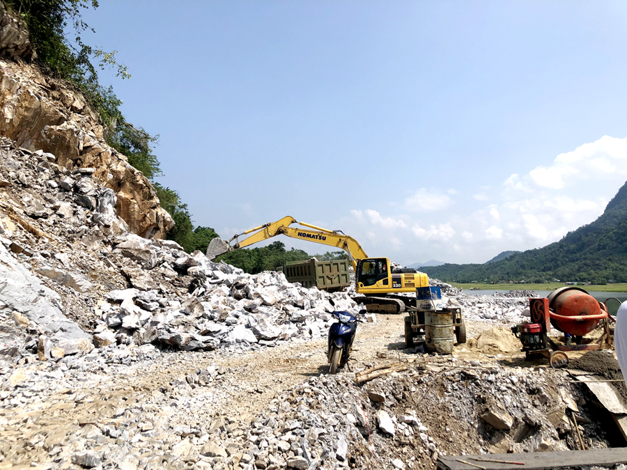 Tuyến đường Phú Linh đi Khu công nghiệp Bình Vàng (Vị Xuyên)  đang được triển khai xây dựng.