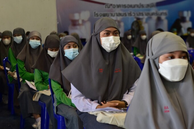 Học sinh trường Hồi giáo xếp hàng chờ tiêm vaccine Covid-19 tại một bệnh viện tỉnh Narathiwat, miền nam Thái Lan hôm 11/10.