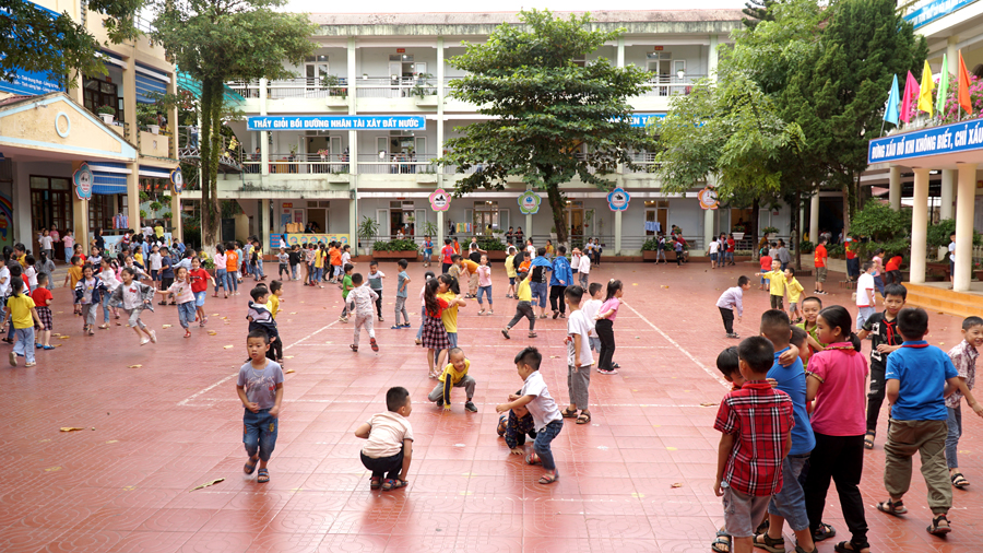 Học sinh được học tập, vui chơi nhờ thành quả phòng, chống dịch Covid-19, giúp Hà Giang trở thành “vùng xanh” an toàn.