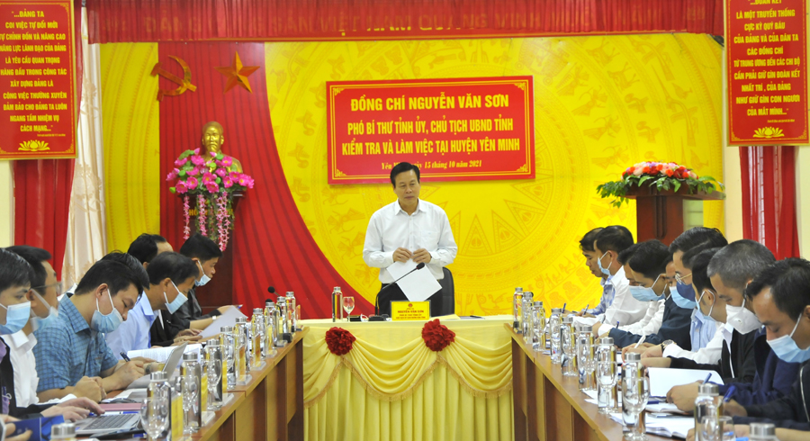 Chủ tịch UBND tỉnh Nguyễn Văn Sơn phát biểu tại buổi làm việc với các sở, ngành, huyện Yên Minh và Công ty Cổ phần truyền thông Hoa Sao.