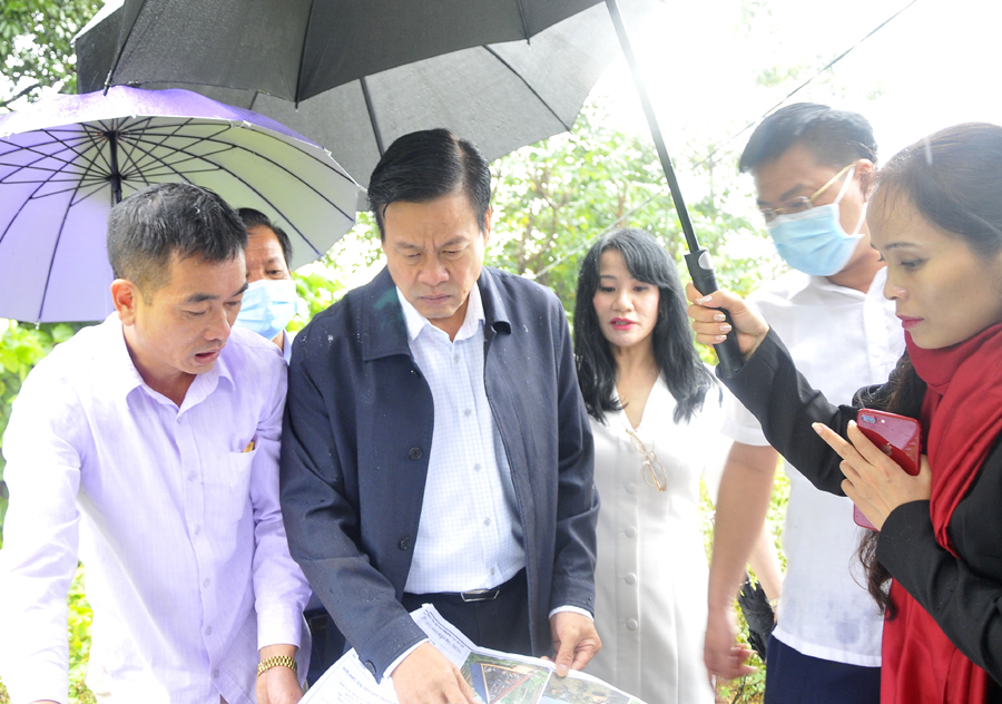 Chủ tịch UBND tỉnh Nguyễn Văn Sơn kiểm tra bản đồ không gian kiến trúc cảnh quan khu vực xã Lũng Hồ (Yên Minh).