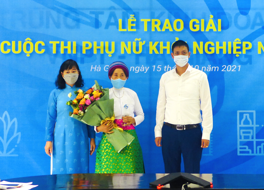 Chị Vàng Thị Mỷ (Hà Giang) nhận cúp và giấy chứng nhận dự án 